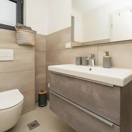 Cozy In With Private Swimming Pool, Be Inside Or Outside *