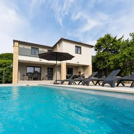 Cozy In With Private Swimming Pool, Be Inside Or Outside *